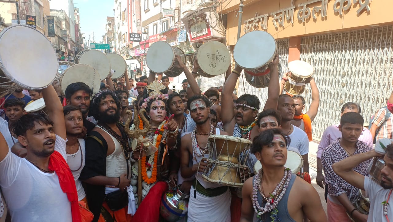यदुवंशी परंपरा के अनुसार अपने साथ डमरू और त्रिशूल हुए थे। रास्ते भर उन्होंने डमरू के निनाद के बीच हर-हर महादेव का उद्घोष किया।