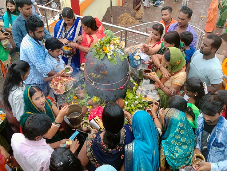 भिलाई के बैकुंठ धाम स्थित शिव मंदिर में श्रद्धालुओं ने जलाभिषेक किया। सावन सोमवार को हर साल हजारों भक्त पहुंचते हैं। ये मंदिर भिलाई छावनी क्षेत्र में है और यह सबसे बड़ा शिव मंदिर है। यहां करीब 30 फीट ऊंची शिव प्रतिमा और करीब 10 फीट ऊंचा शिवलिंग स्थापित है।