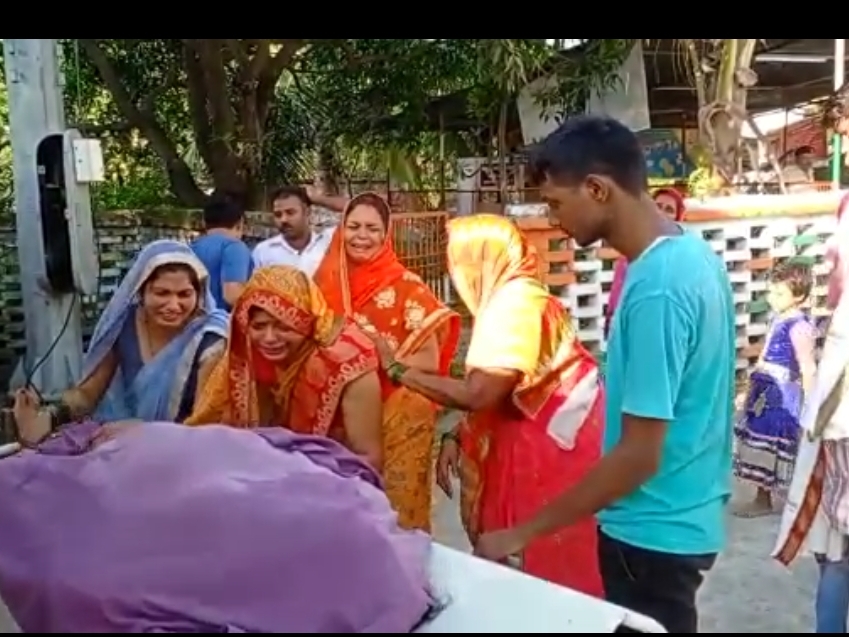 अस्पताल में रोते बिलखते मृतक महिला के परिजन।