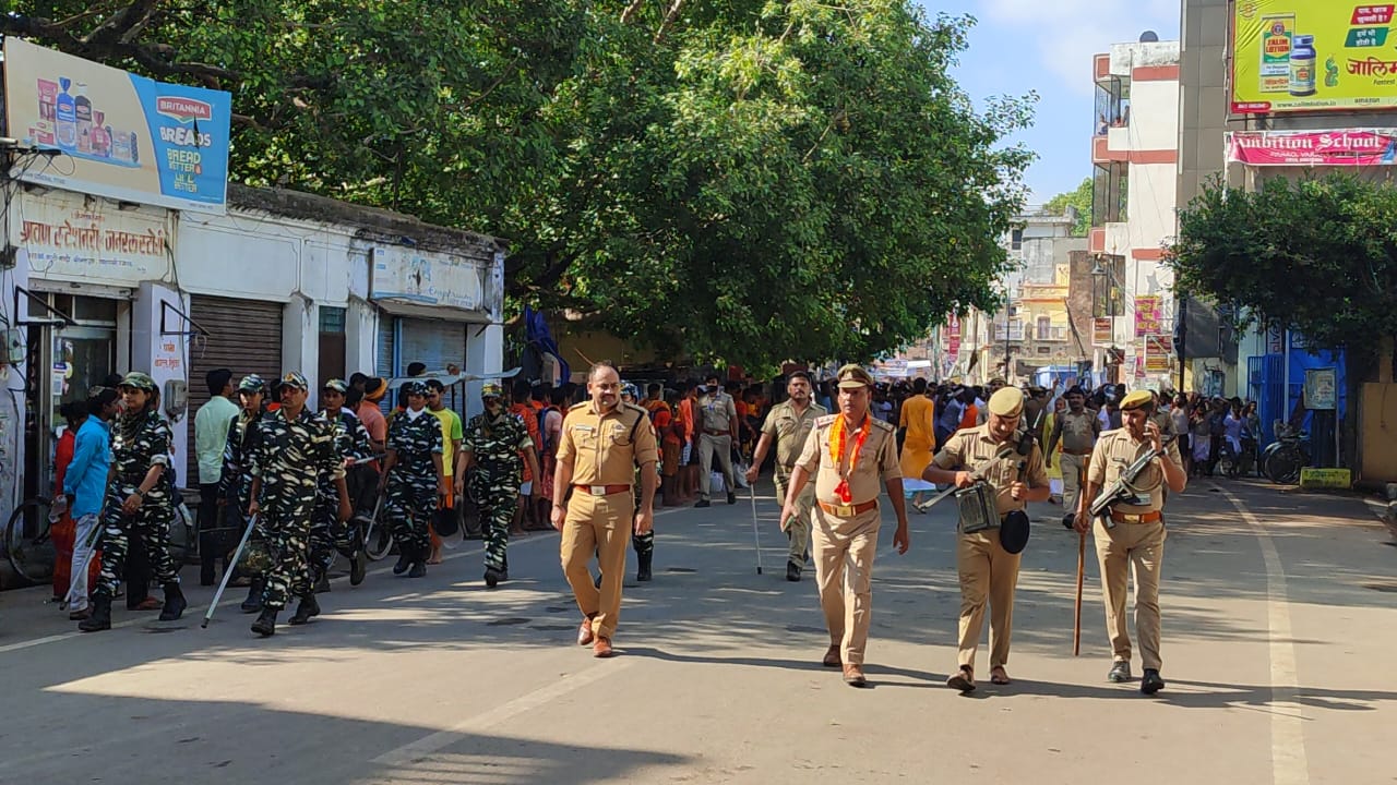 यदुवंशियों का जत्था बाबा विश्वनाथ के जलाभिषेक के लिए निकला तो पूरा रूट खाली करा दिया गया था। उनके जत्थे के आगे-आगे सुरक्षा के मद्देनजर पुलिस-पीएसी और सेंट्रल आर्म्ड पुलिस फोर्स के जवान चल रहे थे।