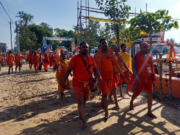 शिवभक्त 105 किलोमीटर लंबी कांवर यात्रा पर निकल पड़े हैं।