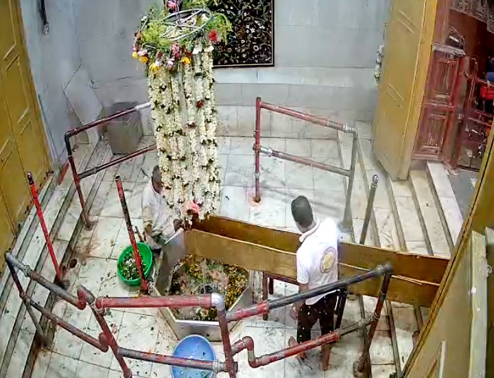 बाबा गरीबनाथ मंदिर के मुख्य द्वार पर ही अरघा लगाया गया है।