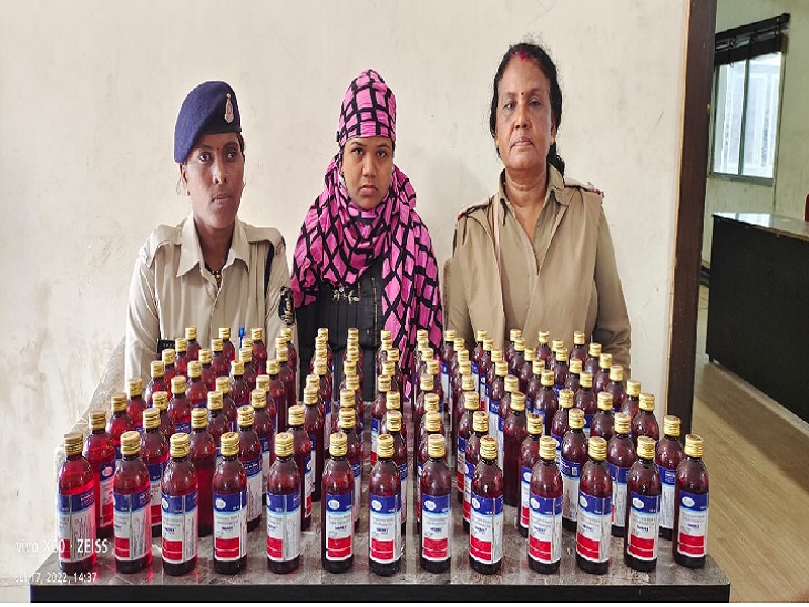 प्रतिबंधित कफ सिरप बेचने वाली महिला को पुलिस ने गिरफ्तार किया है।