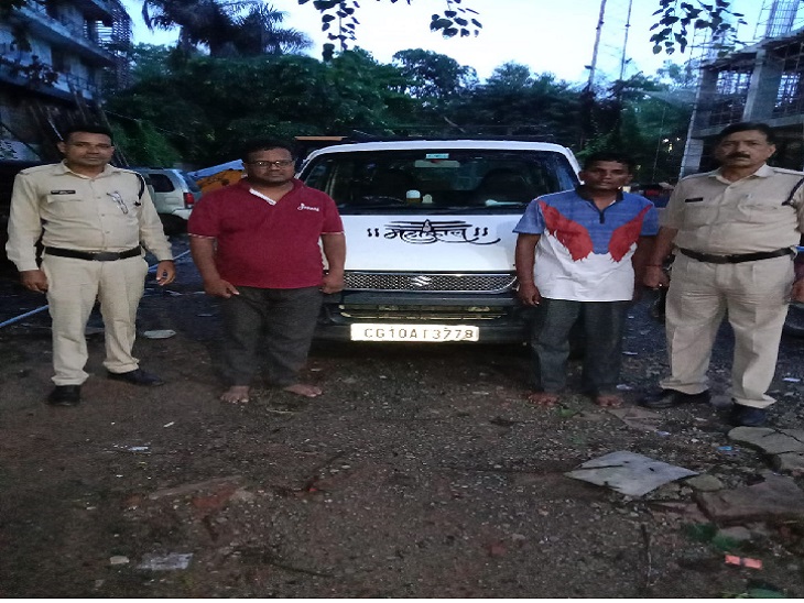 मारुति वैन में नशे का सामान लेकर निकले थे तस्कर।