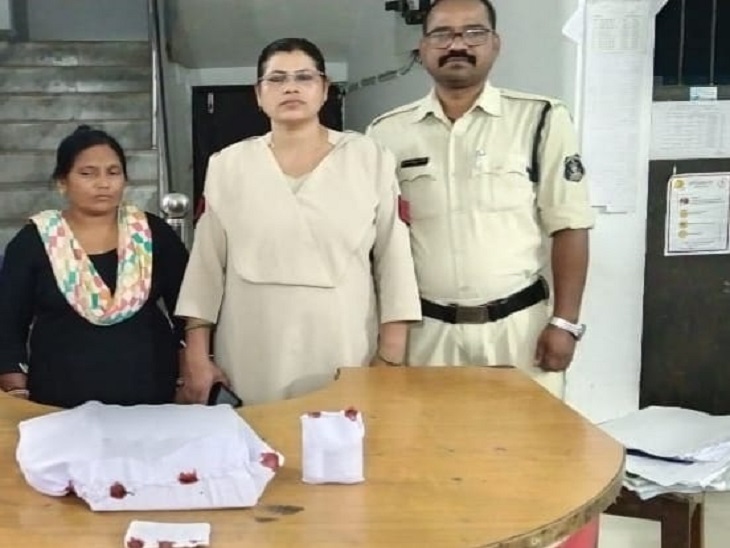 चाय दुकान की आड़ में नशे का सामान बेच रही थी महिला।