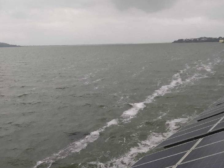 लगातार बारिश से भोपाल के बड़े तालाब का जलस्तर 1664.85 फीट तक पहुंच गया। तालाब का फुल टैंक लेवल 1666.80 है।