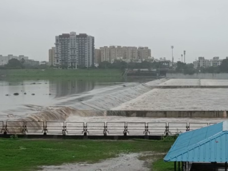 Amazing view was seen when13 doors of the Ukai dam opened | सूरत का ...