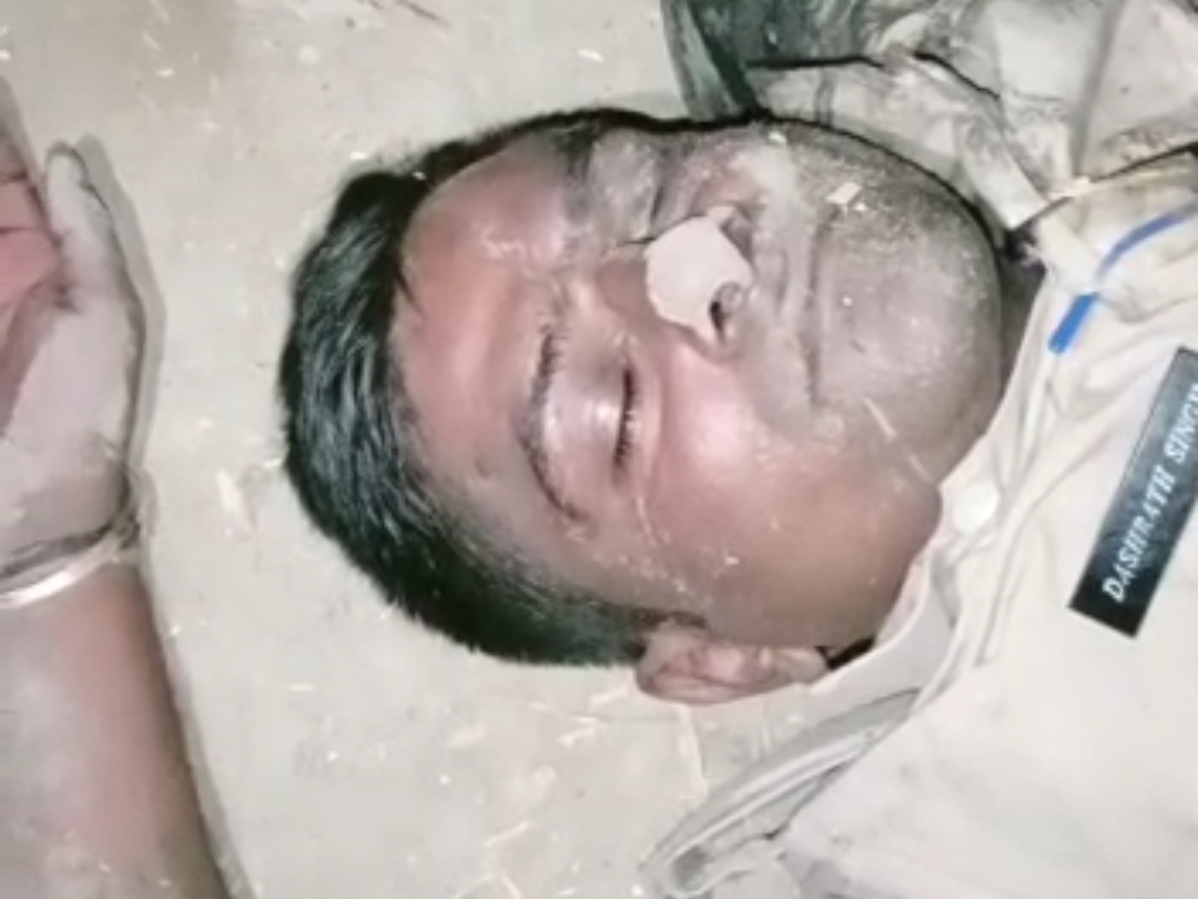 वीडियो वायरल होने के बाद दर्ज की गई प्राथमिकी, एसपी ने किया सस्पेंड, भेजा गया जेल | FIR lodged after video went viral, SP suspended, sent to jail - Dainik Bhaskar