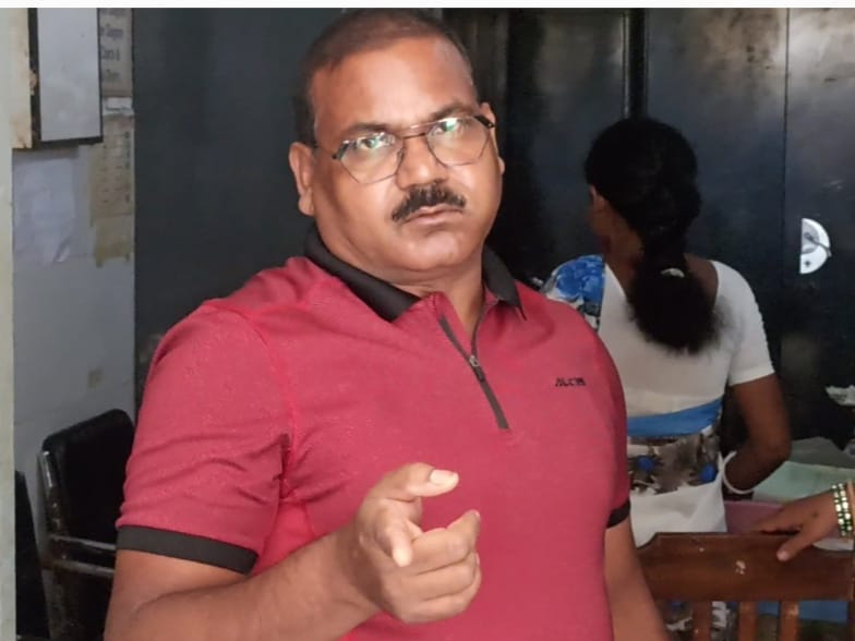 शौच करने गए मरीज को रजिस्टर से काट दिया नाम, पूछे जाने पर भड़क गए डॉक्टर |  The name of the patient who went to defecation was cut from the register,  the