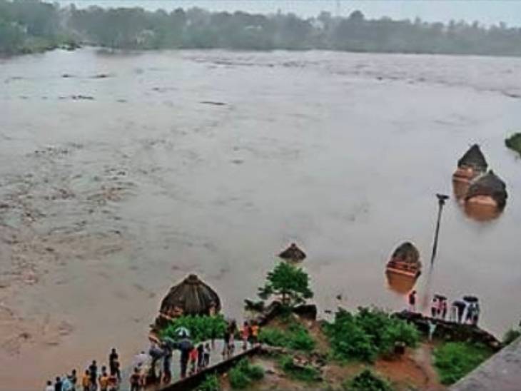 बुरहानपुर में मांजरोद-दर्यापुर के बीच राजेंद्र दादू सेतु पुल बाढ़ में डूब गया। यहां ताप्ती खतरे के निशान के ऊपर बह रही है।