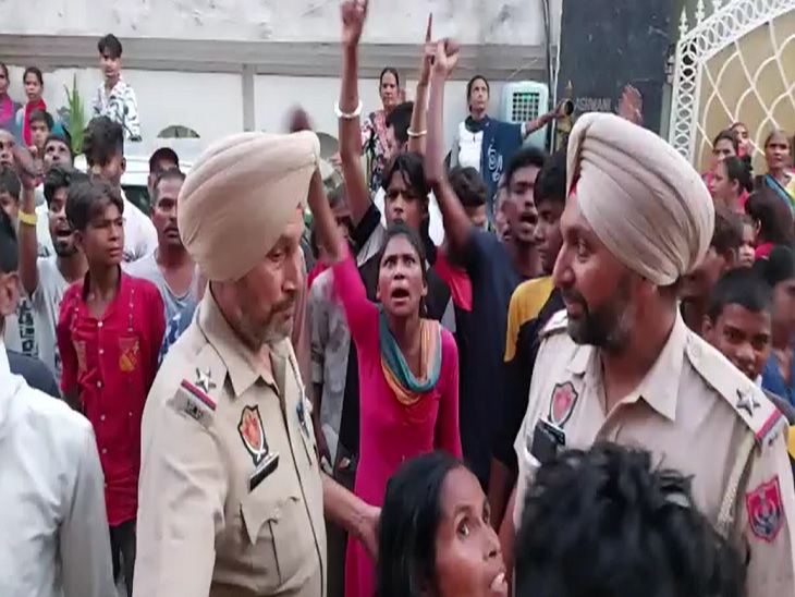 People shouting slogans against Punjab police.