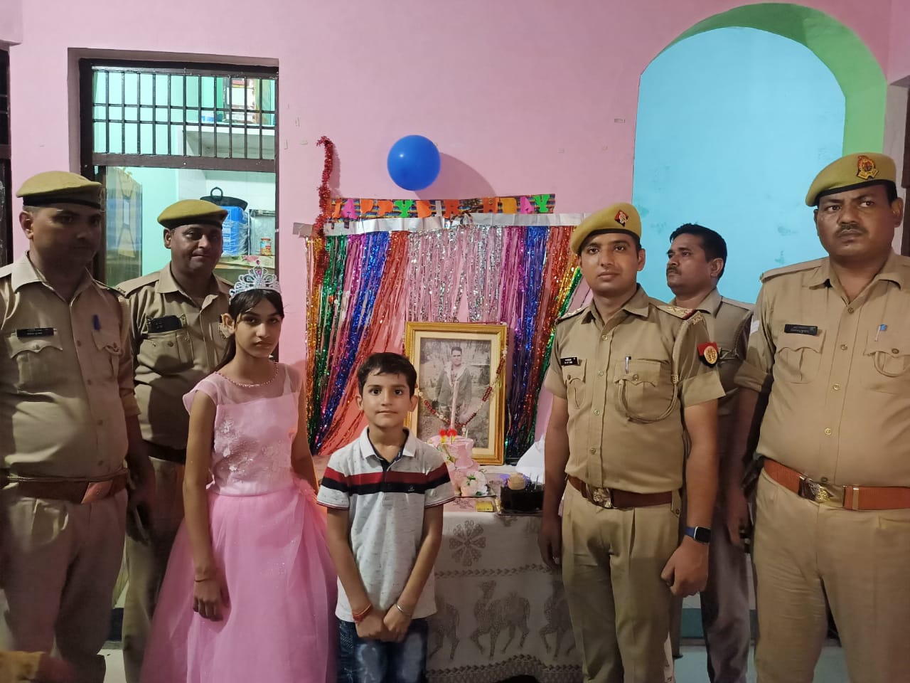 पुलिसकर्मियों के साथ शहीद बबलू सिंह की बेटी गरिमा बर्थडे मनाती हुई।