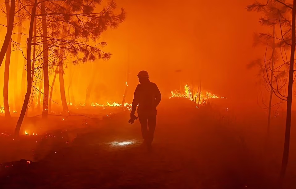 Fires are burning in more than 36 places in Spain, out of which 2 dozen forest fires are still out of control.  A total of 2/3 firefighters of the country have been deployed for rescue and relief work.