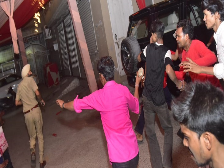 People attacking police and fleeing police personnel.