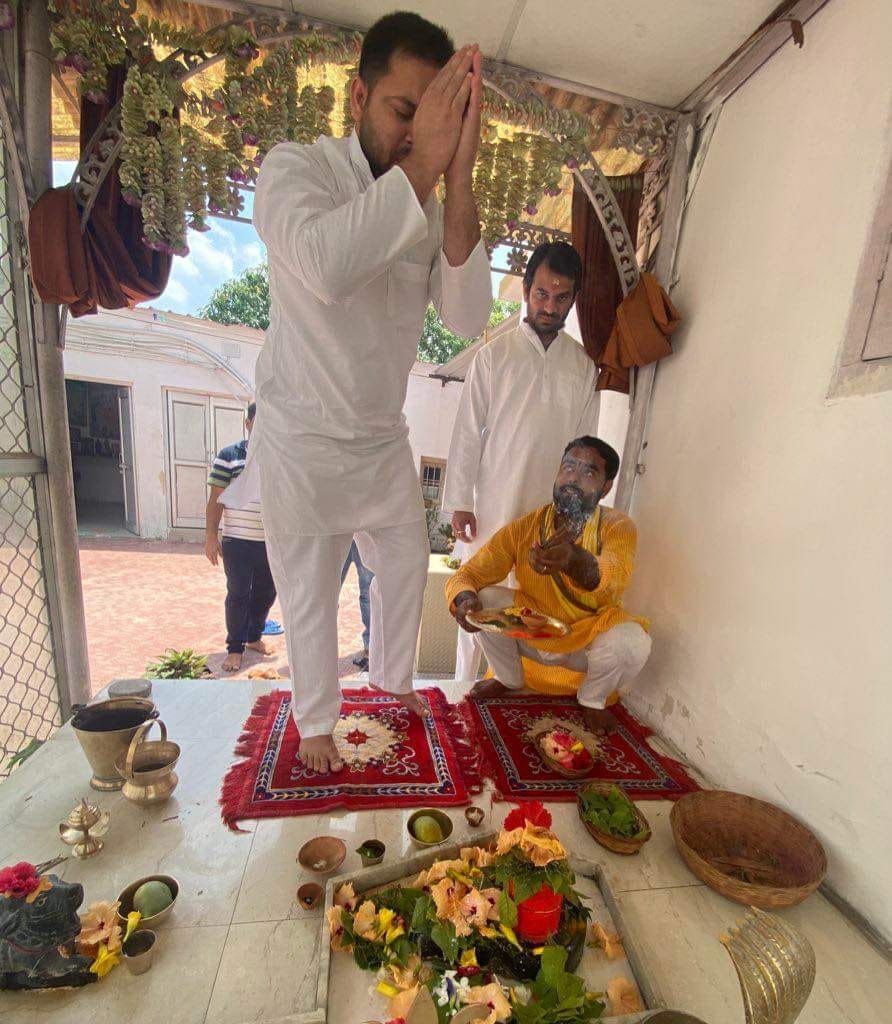 पूजा करते तेजस्वी यादव, पूछोे खड़े हैं तेजप्रताप यादव - Dainik Bhaskar