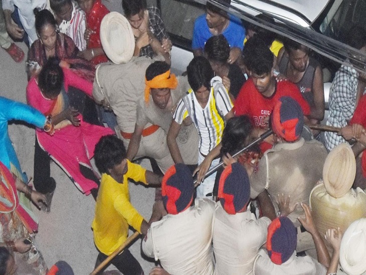 Male police personnel chasing women and people.