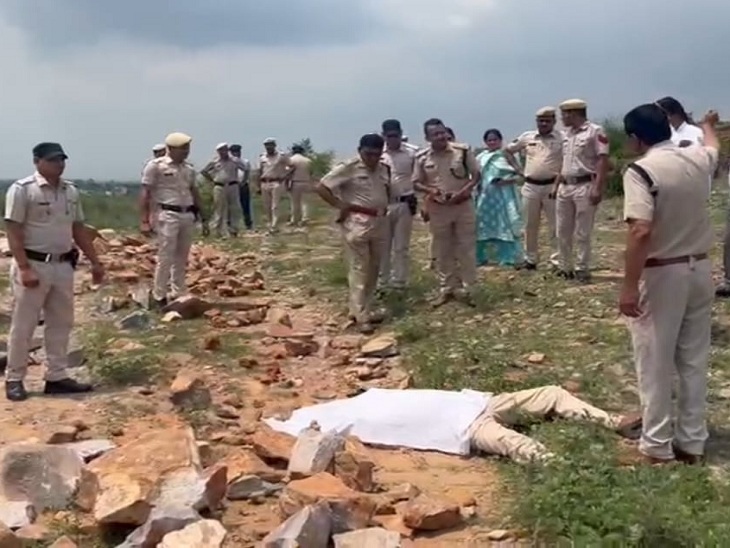 घटनास्थल पर पड़ा डीएसपी का शव और मौके पर मौजूद पुलिस कर्मी जांच करते हुए।