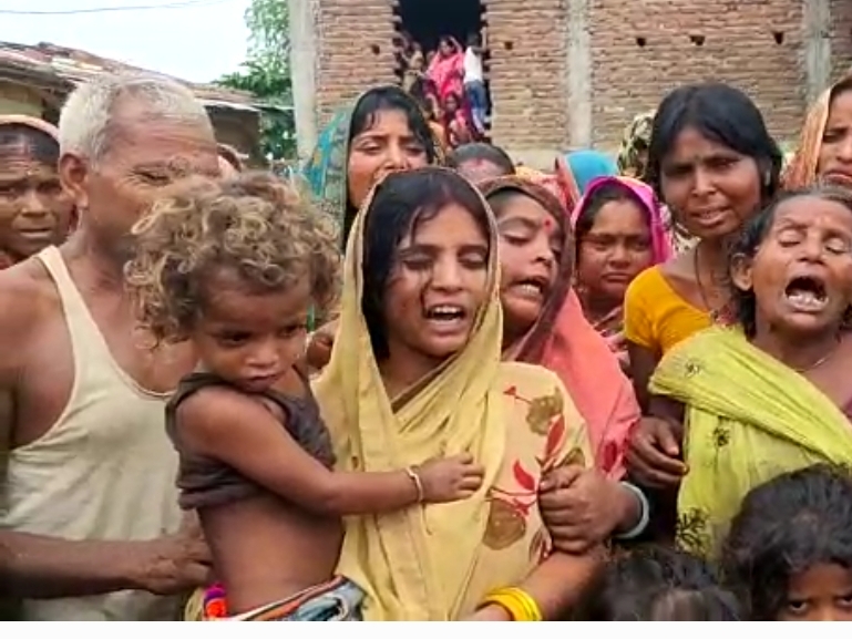 बाइक में अज्ञात वाहन ने मारी टक्कर, पीएचसी में सिक्योरिटी सर्विस में थी जॉब | Unknown vehicle hit bike in bagha; security guard died in road accident; bihar bhaskar latest news -