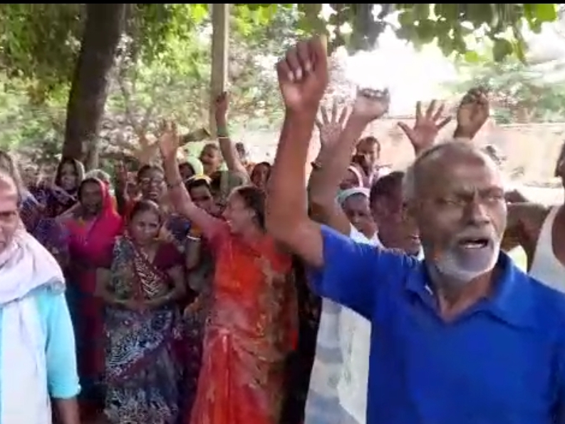 कारिंगा पंचायत के वार्ड 1 में अभी तक नहीं है सड़क, ग्रामीणों ने किया बवाल | villagers protest for road in chhapra; bihar bhaskar latest news - Dainik Bhaskar