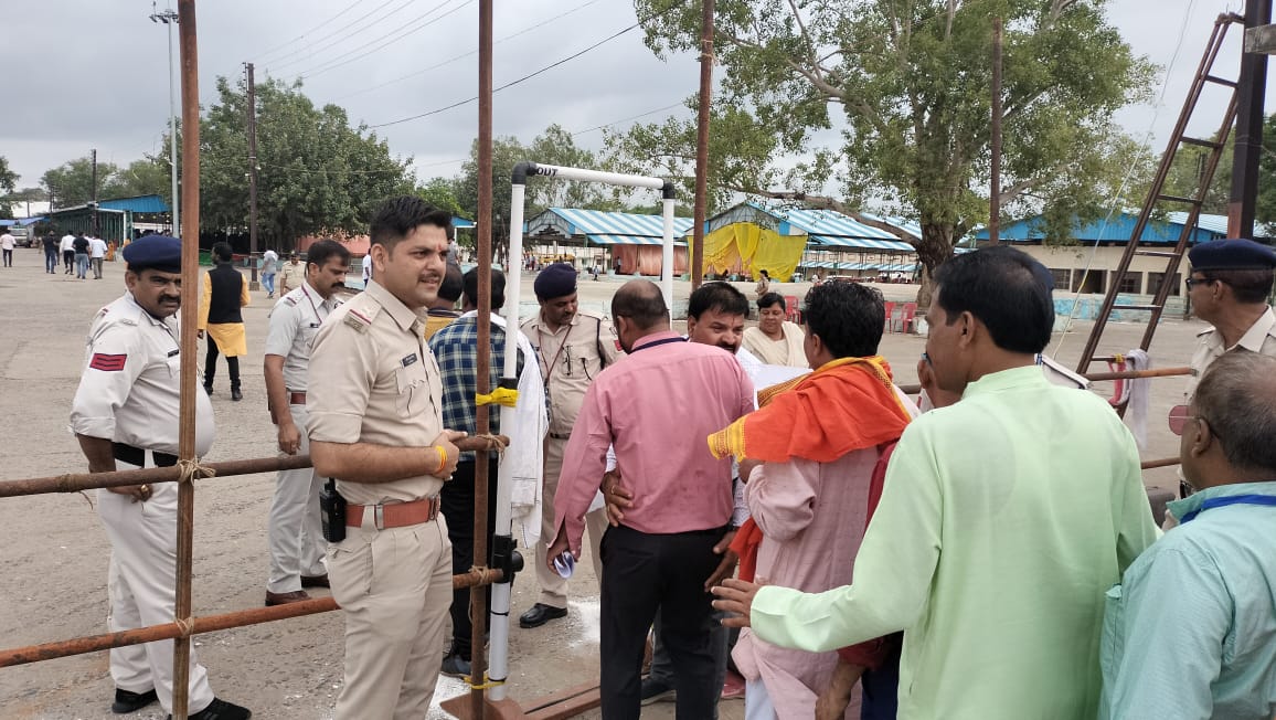 YASH BHARAAT KATNI- 5 हजार से ज्यादा वोटों से जीती प्रीति सूरी:15 साल बाद कटनी को मिला निर्दलीय महापौर....देखें पूरा वीडियो.... 4 मतगणना केंद्र पर पहुंचे प्रत्याशी और एजेंट