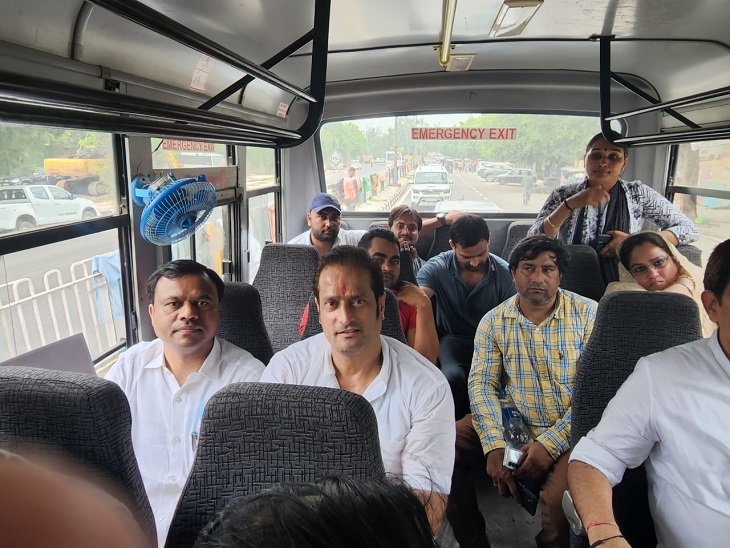 दिल्ली में प्रदर्शन के दौरान कांग्रेस के सांसदों-विधायकों को पुलिस ने गिरफ्तार किया है।