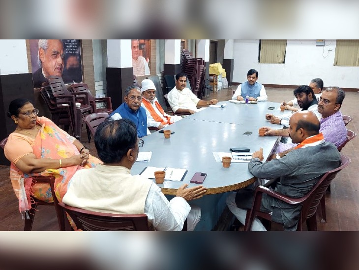 बीजेपी ऑफिस में बैठक करते भाजपा नेतागण।