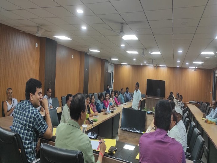 अधिकारियों के साथ बैठक करते DM। - Dainik Bhaskar