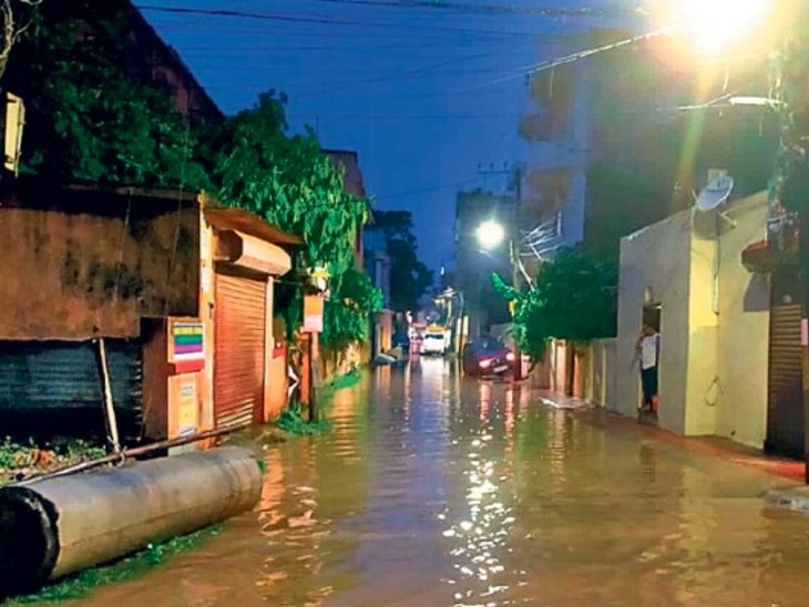 कंकड़बाग स्थित द्वारकापुरी रोड नंबर 1 में जलजमाव।