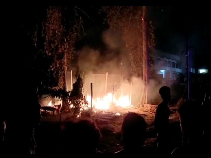 आग लगने से होटल जलकर राख। - Dainik Bhaskar