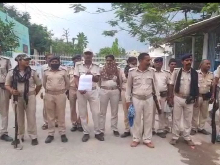 DM से शिकायत करने पहुंचे होमगार्ड जवान। - Dainik Bhaskar