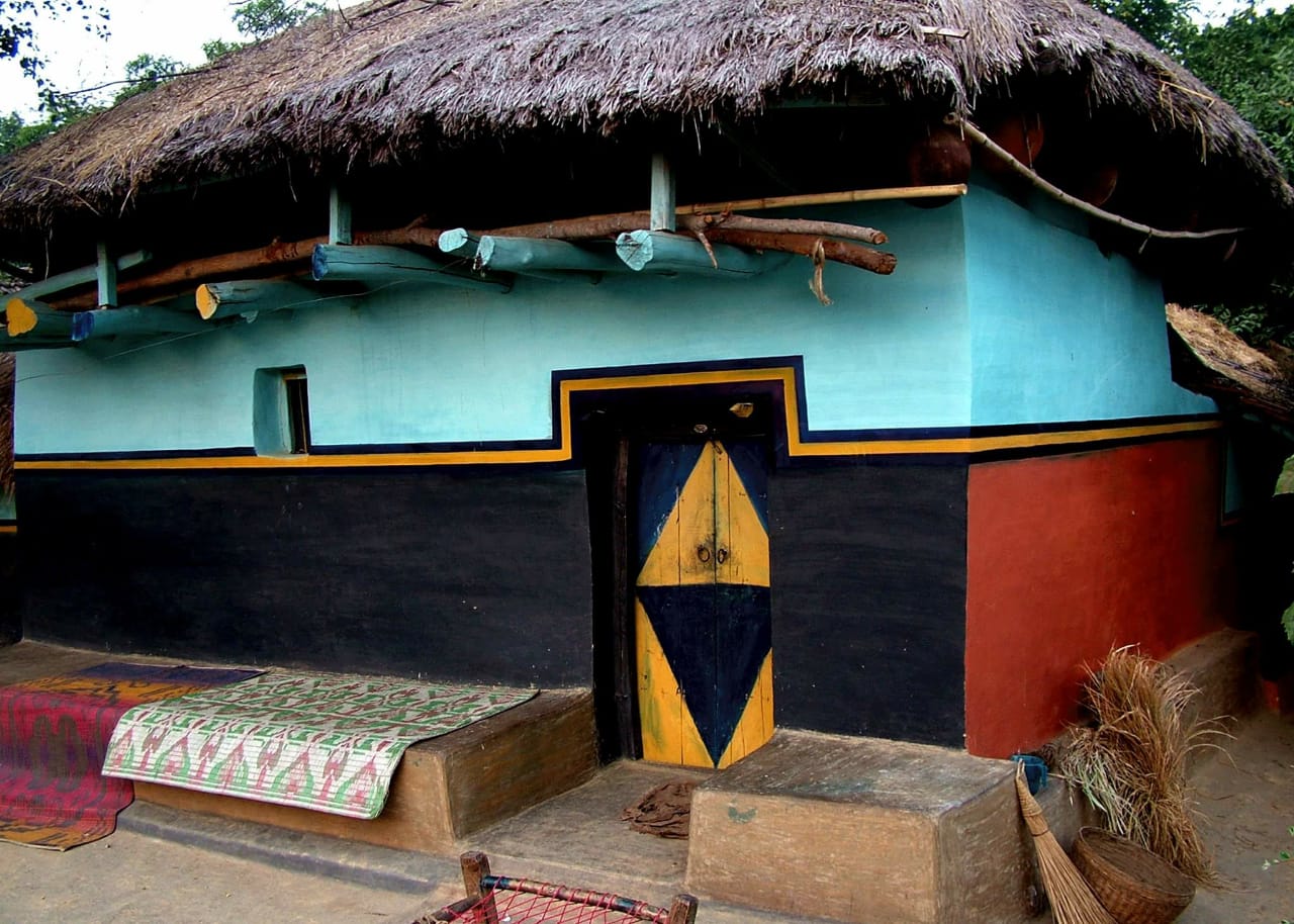 Santhal houses are called Olahs. A special pattern is made of three colors on the outer walls of his house. The lower part is painted with black clay, the middle part white and the upper part red.
