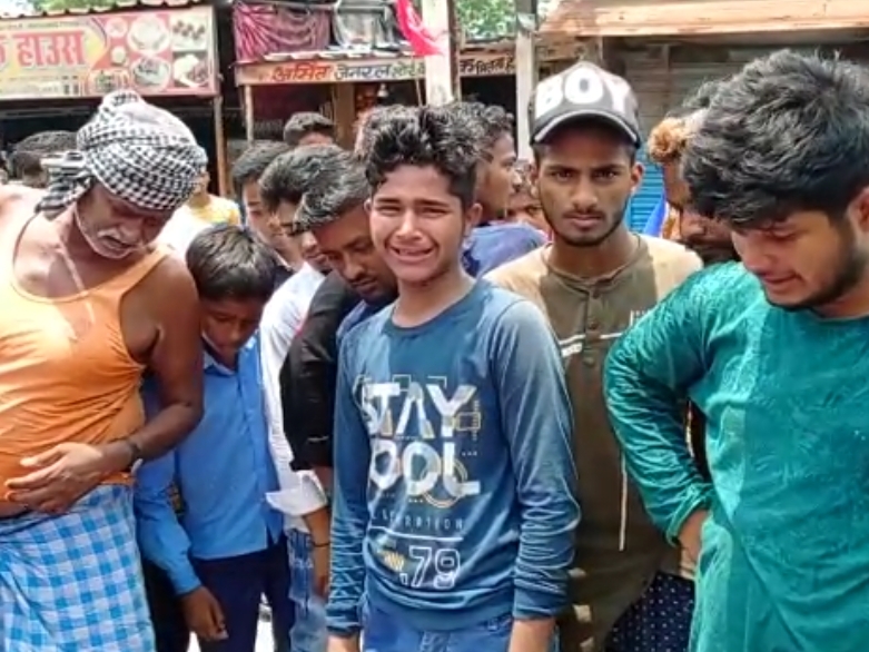 बाइक सवार बदमाशों ने मारी गोली, आक्रोशित लोगों ने सड़क जाम कर किया प्रदर्शन | polytechnic student murdered in siwan, Bike riding miscreants shot, angry people protested by blocking the road -