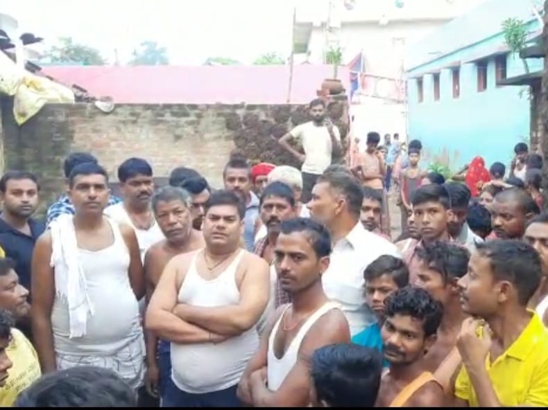 नालंदा में घटनास्थल पर जुटे ग्रामीण।