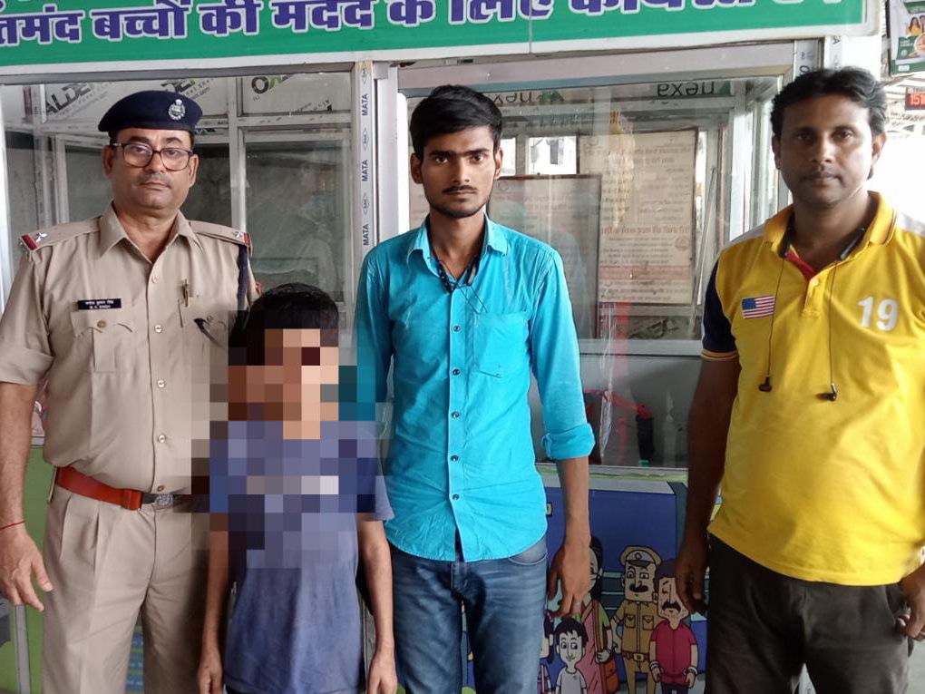 बच्चे ने पूछने पर कहा- मैं कलेक्टर बनना चाहता हूं, पीठ थपथपाकर डीएम ने दी शाबाशी | On being asked, the child said - I want to become a collector, DM congratulated