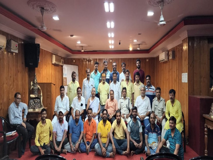 गरीबनाथ मंदिर में सेवा दल के सदस्य - Dainik Bhaskar