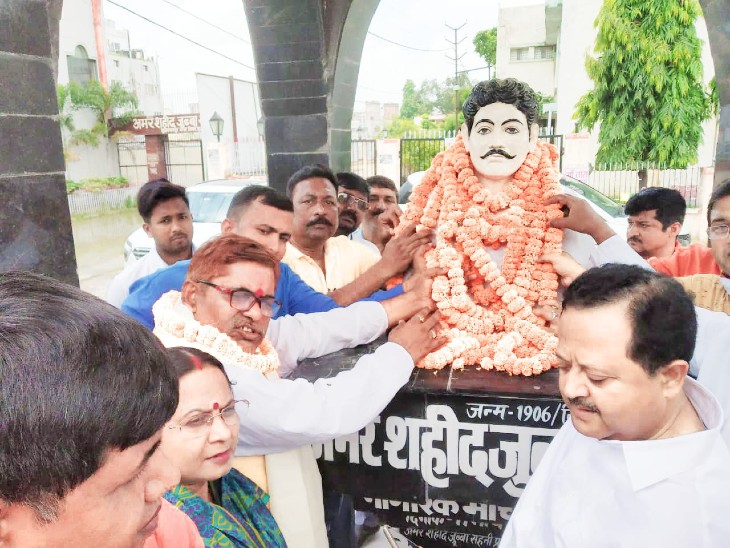 माल्यार्पण करते भाजपा नेता - Dainik Bhaskar