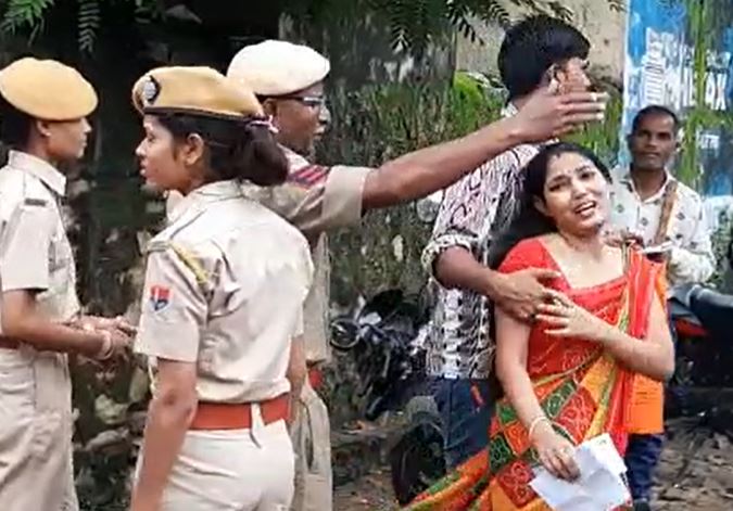 A woman who was late for her exam at Prithviganj School in Banswara town cried profusely. The candidate grabbed the policemen's feet. He asked for them but did not give them entry. The examiner said she was late because of her son's feeding. The woman had arrived 30 minutes late.