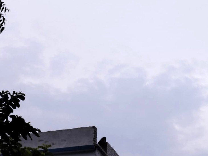 आसमान में छाए बादल।