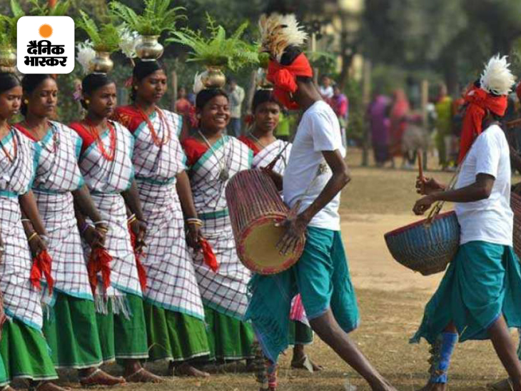 बाहा पर्व के मौके पर ढोल-नगाड़ों की थाप पर नाचती संथाली महिलाएं।