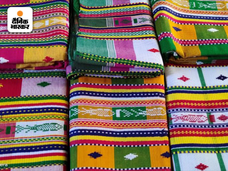 Traditionally, Santhali women wear sari with checks of colored threads, on weddings or special occasions, they wear red sari with similar designs.