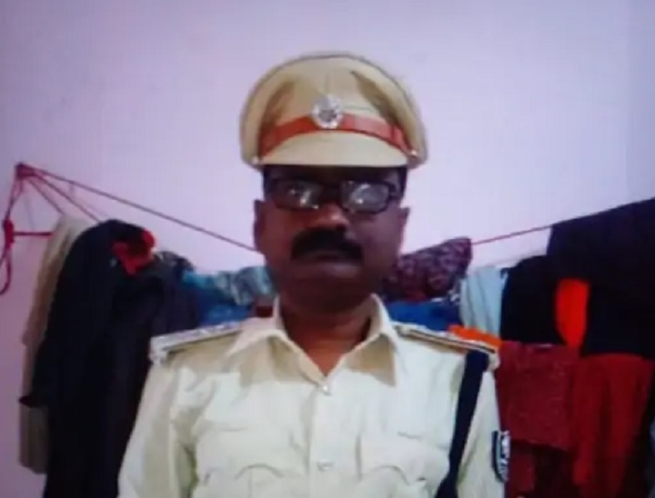 दिल्ली में रहते हुए विजय ने खुद को बैंक अधिकारी बताया था।