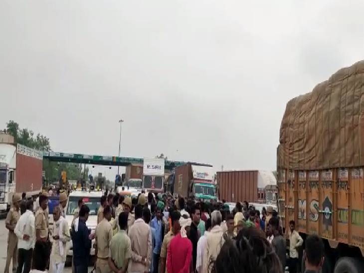 कांवडियों की मौत के बाद भारी संख्या में लोगों ने सैया टोल पर जाम लगा दिया।