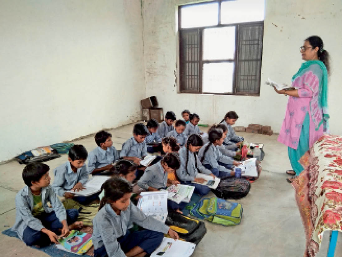 No water came out, classes held in Anganwadi Center and Dharamshala, the matter of filling rain and shed water in the school | स्कूल में भरा पानी, बच्चे व टीचर्स परेशान: नहीं