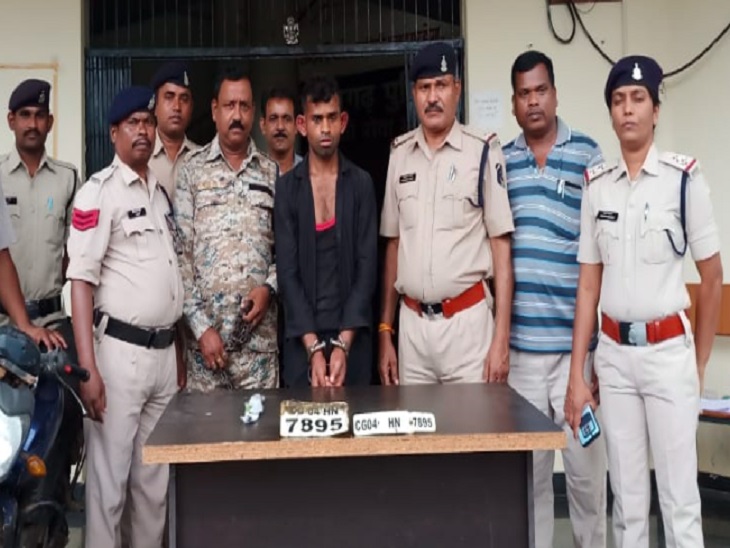 पुलिस की गिरफ्त में आरोपी।