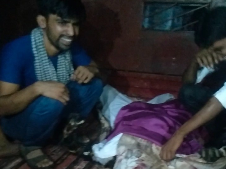 शव देख विलाप करते परिजन - Dainik Bhaskar