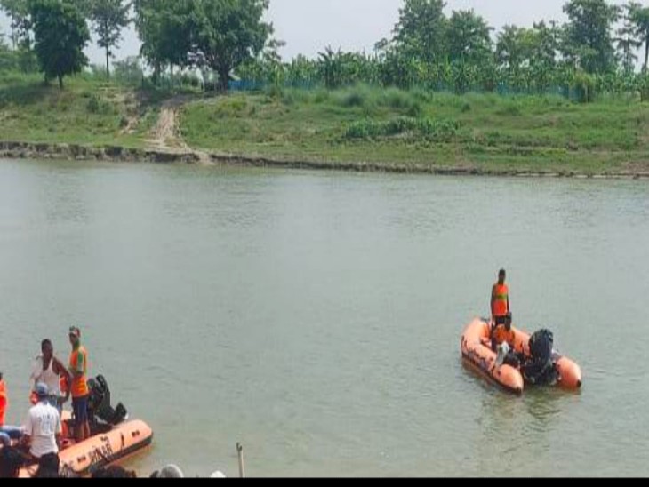 नदी में खोज करती SDRF की टीम। - Dainik Bhaskar