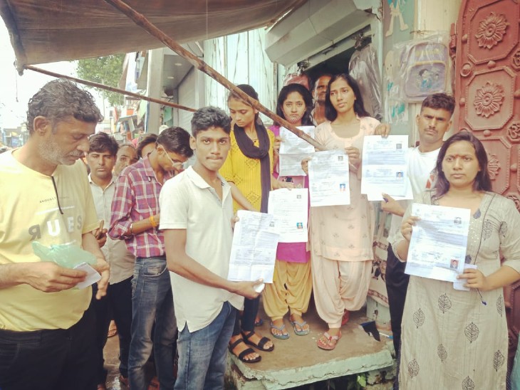Candidates showing admit card outside Shree Agrawal School. The school address on the admit card is Umrain. That is why the candidates had gone to Umrain. The District Collector did not help him either.