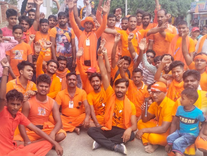 The group of Kanwariyas left for Bhadeshwarnath temple in Basti amidst ...