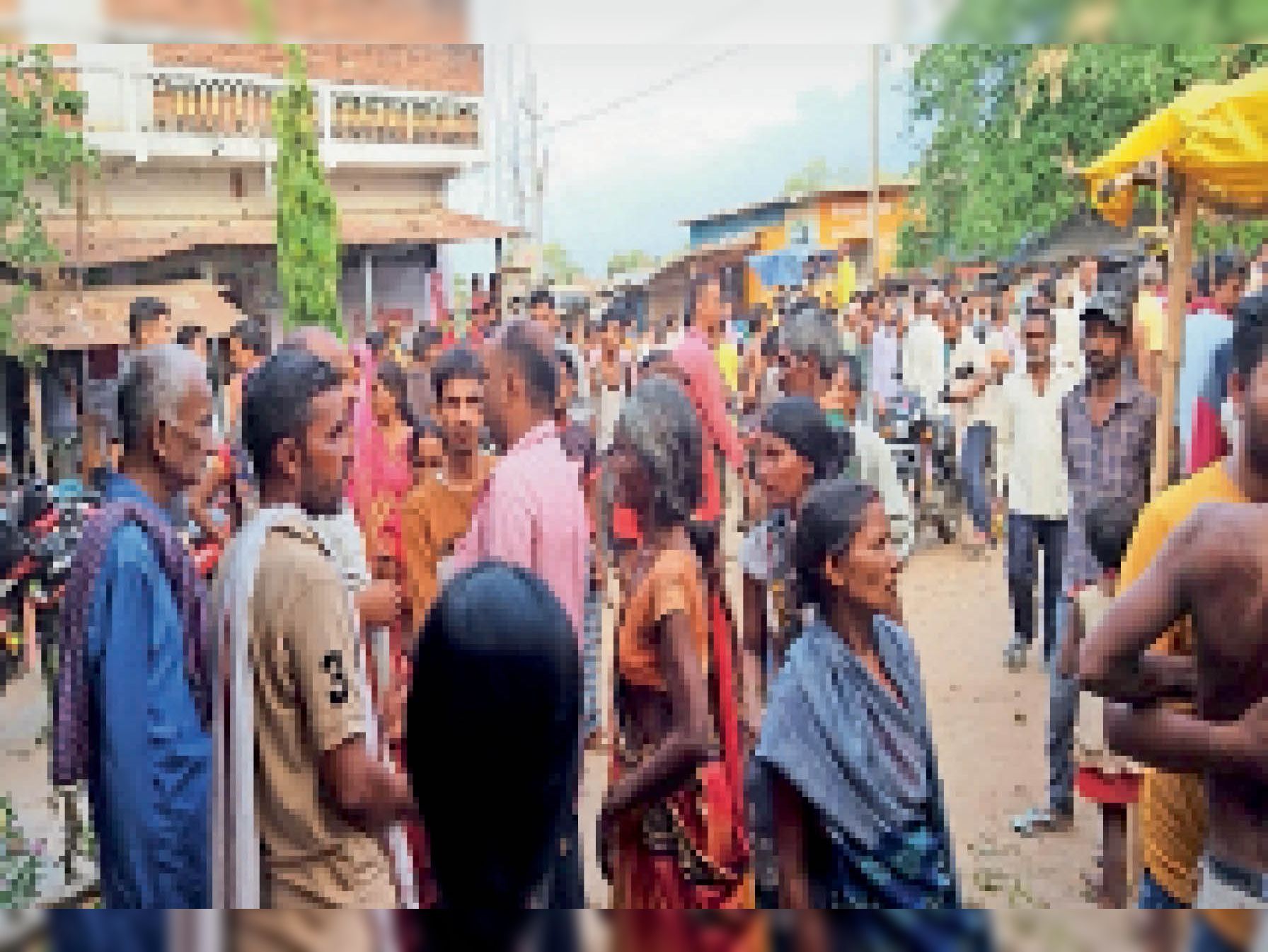 शकूराबाद में नर्सिंग होम में महिला की मौत पर लोगों ने किया हंगाामा, भागे  डॉक्टर और कर्मी | People created uproar over the death of a woman in a nursing  home in