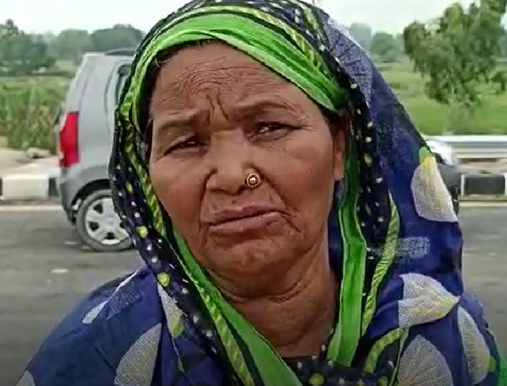 हादसे में रोशन खातून बाल-बाल बची हैं। वे एक्सप्रेस-वे पर खड़ी डबल डेकर बस में बैठी थीं, तभी ये हादसा हुआ।